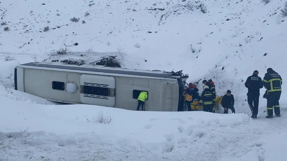 Erzincan-Sivas Kara Yolunda Trafik Kazası: 4 Yaralı Var